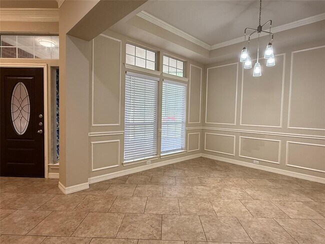 Building Photo - 10013 Valona Dr