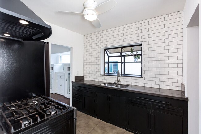 Building Photo - 4762 E Mountain View Dr