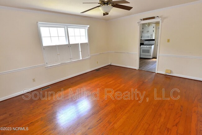 Building Photo - 1633 Country Club Rd