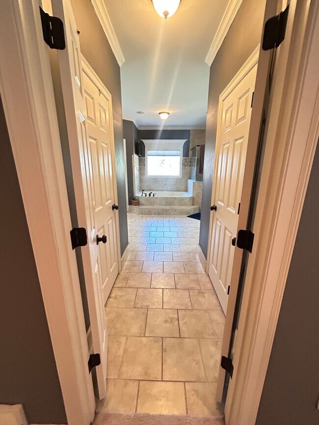 Building Photo - Beautiful Collierville home tucked away in...