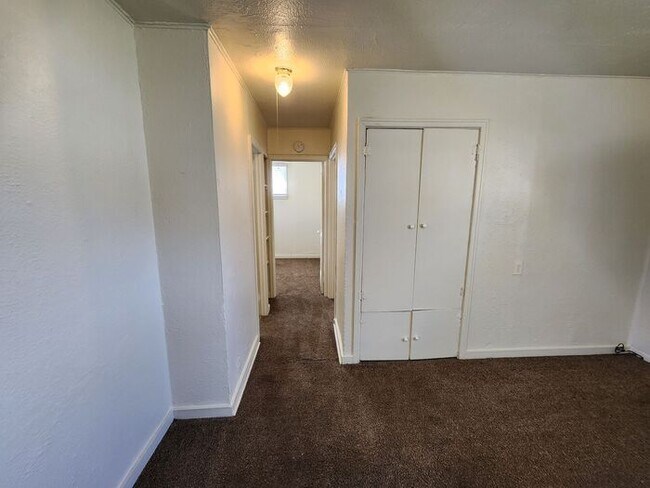 Building Photo - 2 Bedroom Apartment