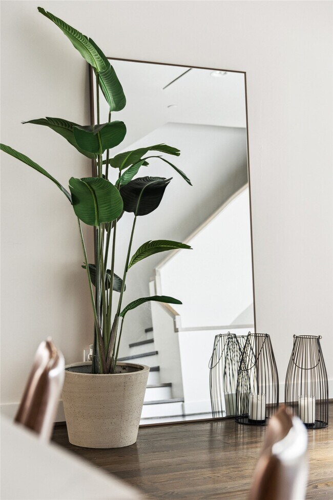 Building Photo - 306 W Pierce St