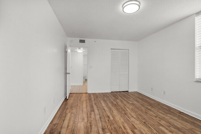 Building Photo - 1341 SE 3rd Ave