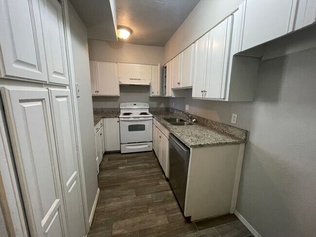 Building Photo - 3 Bed Duplex OKC