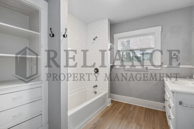 Building Photo - 3321 E Victor St