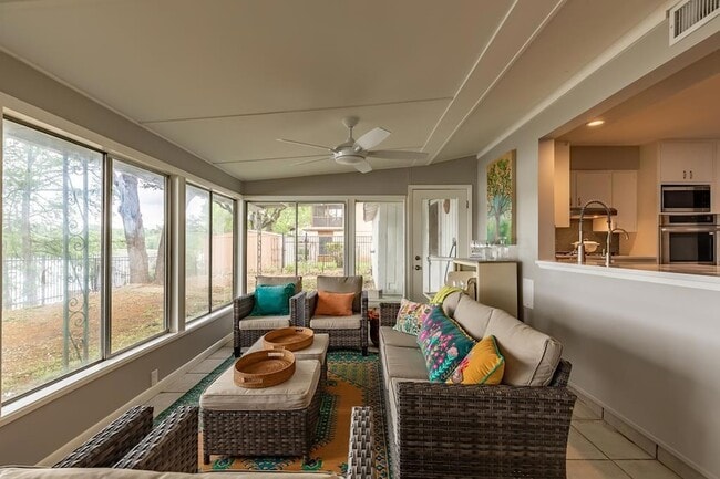 Building Photo - 2865 Bandera Hwy