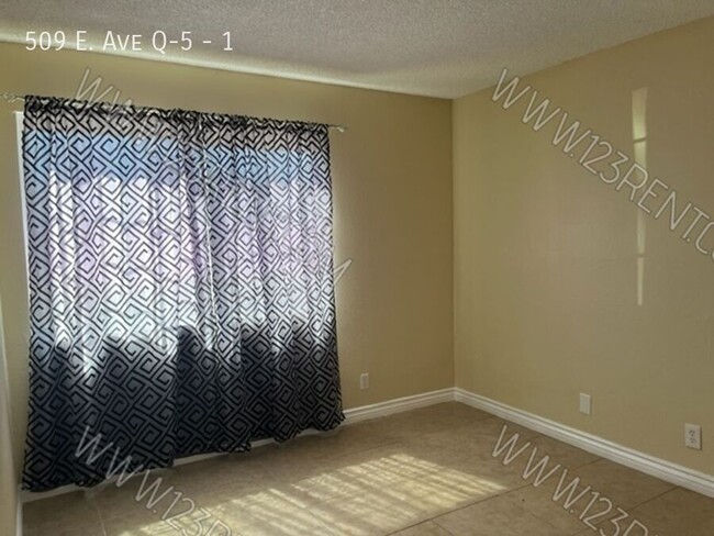 Building Photo - 2BD/1BTH 1st and 2nd FLOOR APARTMENT EAST ...