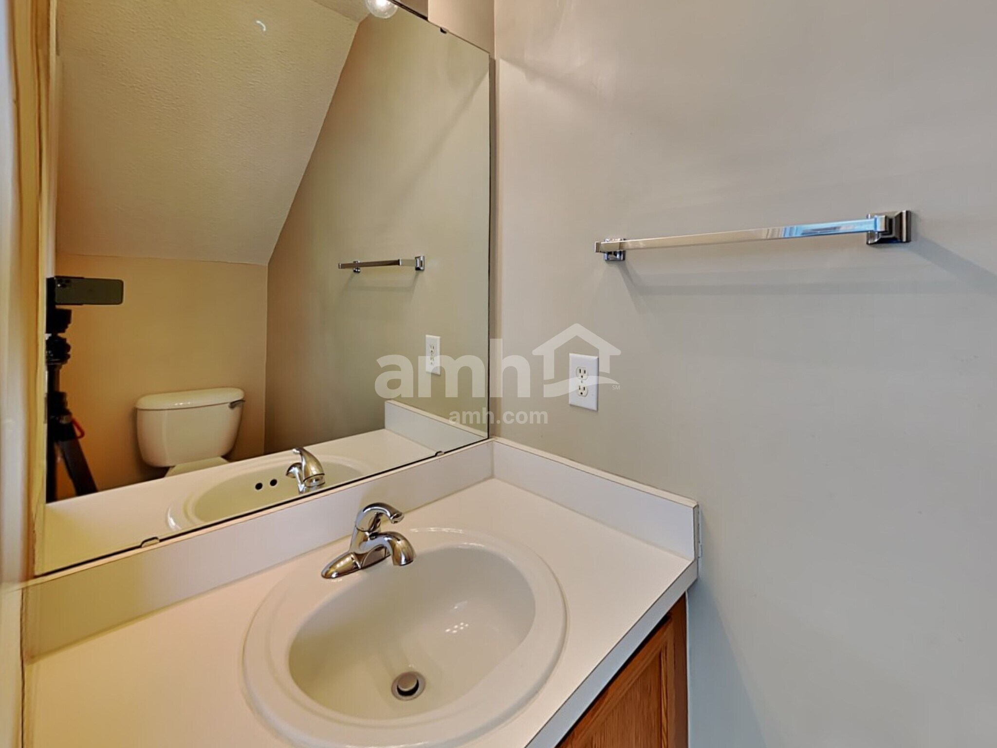 Building Photo - 136 N Honey Springs Ave