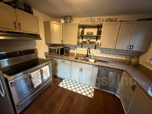 Building Photo - 907 Philpotts Rd