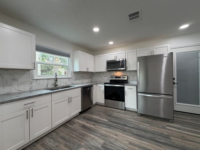 Building Photo - Renovated 4/2 in Beautiful Lago Vista Location