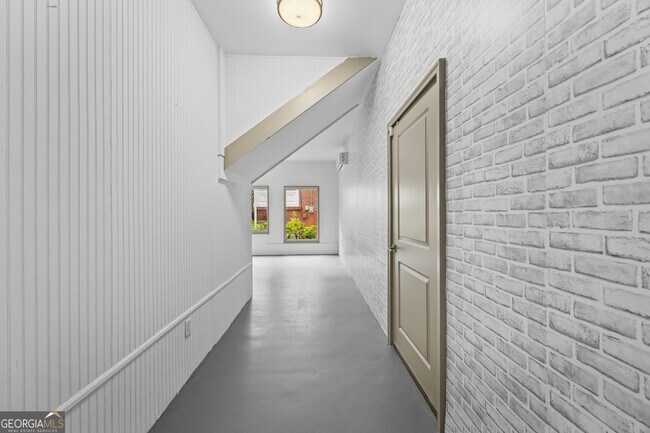 Building Photo - 1742 Helen Dr NE