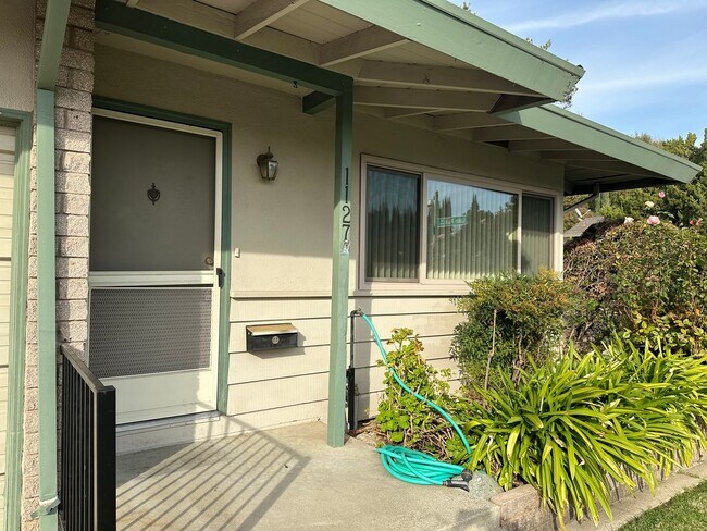 Building Photo - 3 Bedroom 2 Bathroom Duplex in Greenhaven