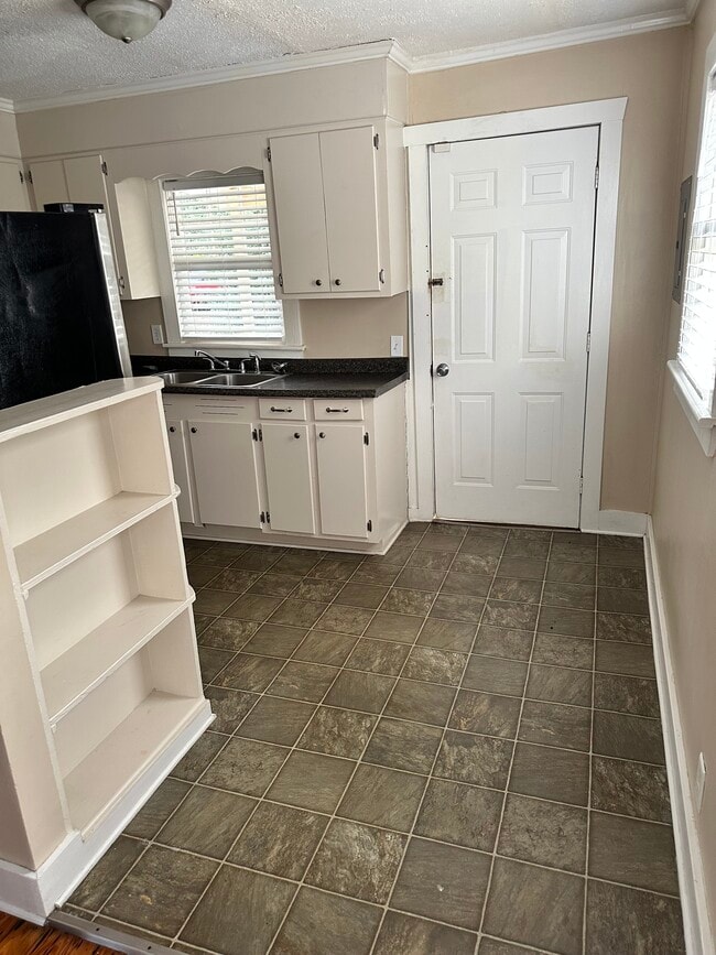 Building Photo - 512 Gordon St E