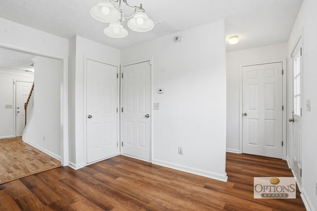 Building Photo - Cul-de-sac home ready to move in!