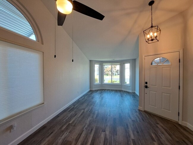 Building Photo - Absolutely Stunning Home in Browns Valley!