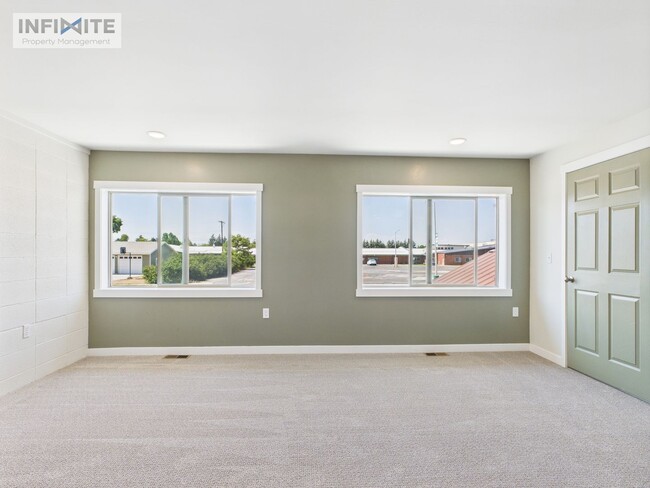 Building Photo - Bright and Airy Two Bedroom