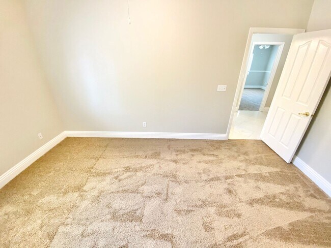 Building Photo - BEAUITFUL GATED PROPERTY 6 BEDROOMS/3 FULL...