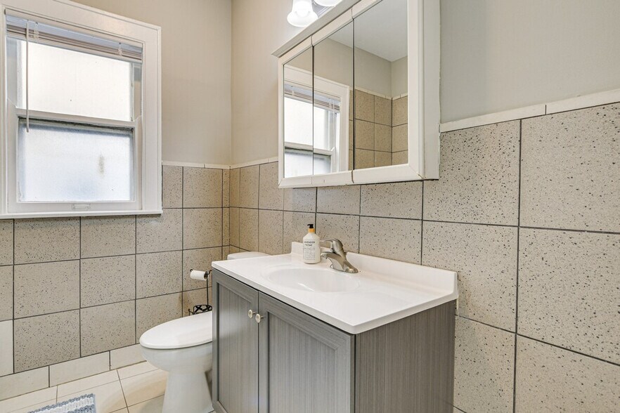 Building Photo - 6435 N Leavitt St