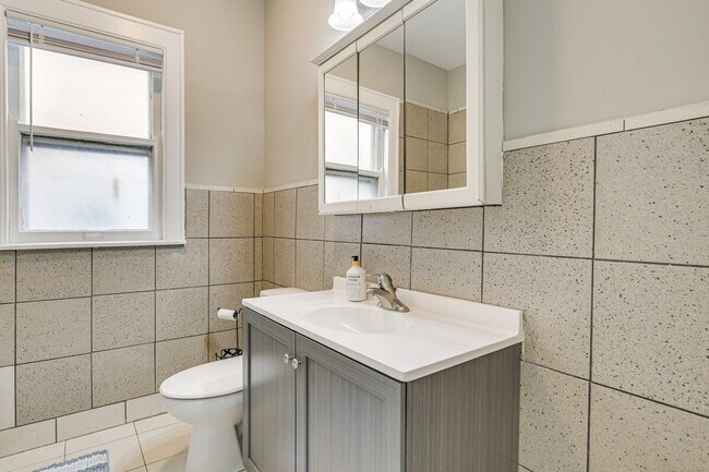 Building Photo - 6435 N Leavitt St