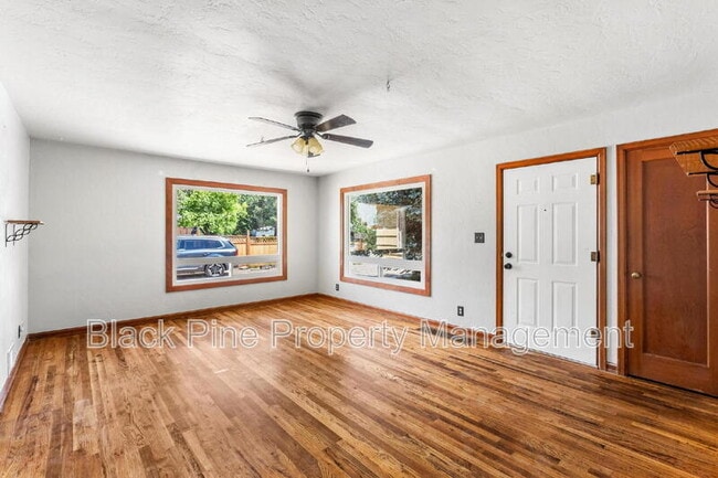 Building Photo - 910 W Orchard Ave