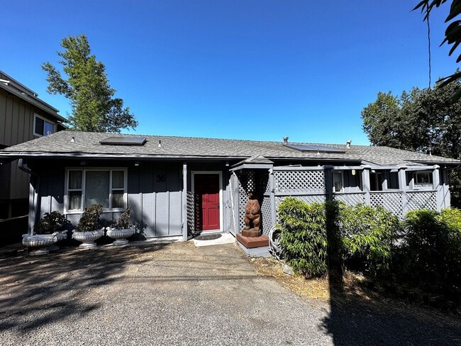 Building Photo - Three bedroom, two bathroom home with gorgeous views and sunroom for rent in the hills of Fairfax!