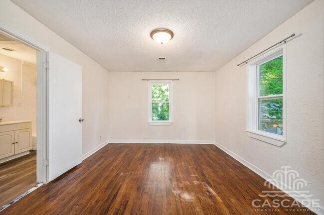 Building Photo - 707 N Forest Ave