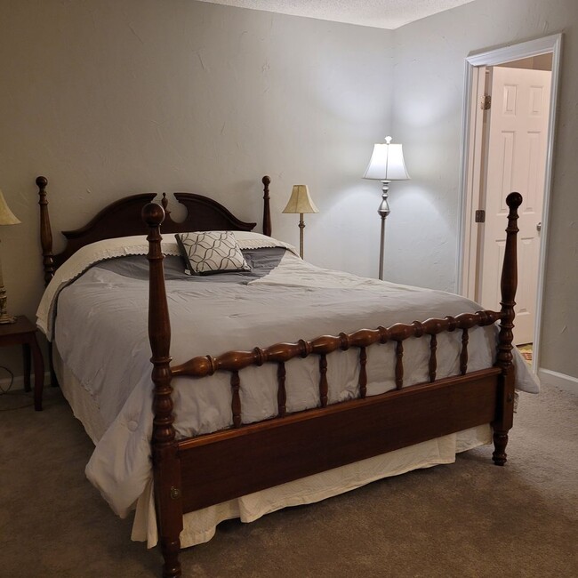 Building Photo - Furnished 3 BR, 3 BH Townhouse in Wilmington!