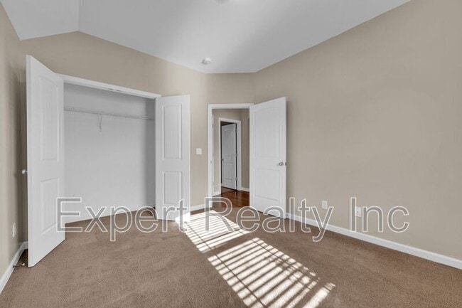 Building Photo - 1633 Cove Dr