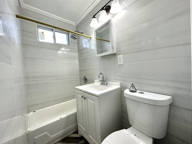 Building Photo - 68 Bevan St