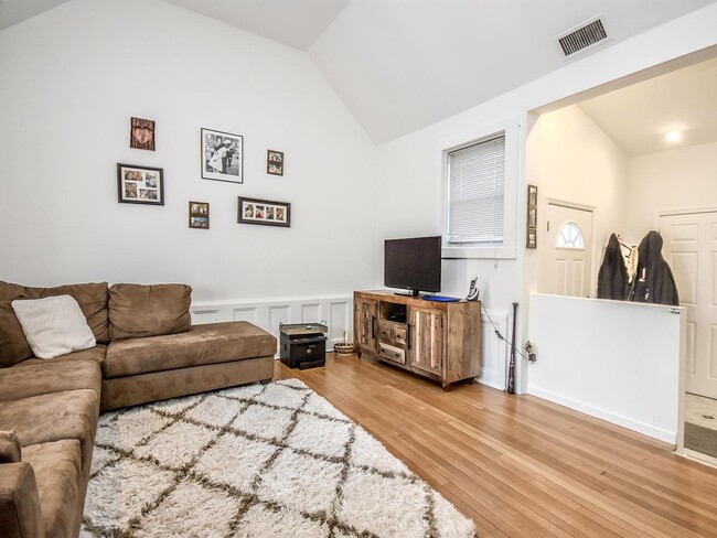 Building Photo - 528 Glen Cove Ave