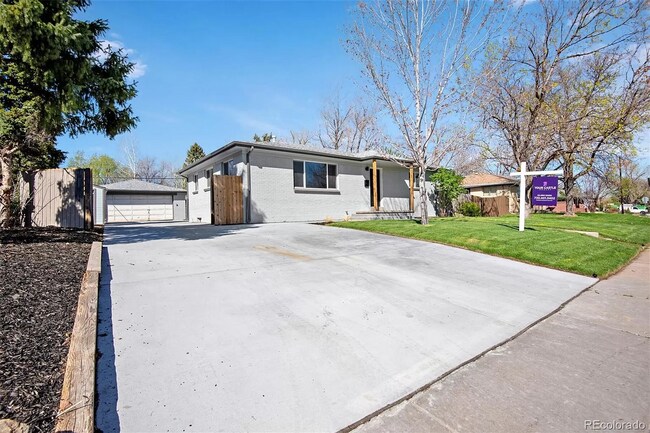 Building Photo - Gorgeous 5 Bedroom 2 1/2 Bathroom Littleto...