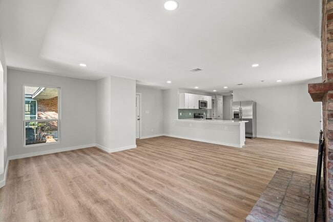 Building Photo - SW Loop 820 - 4304/4306 *Lease Up Only*