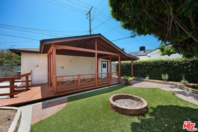 Building Photo - 2011 Evergreen St
