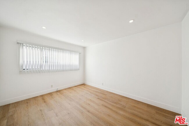 Building Photo - 919 S Sherbourne Dr