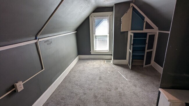 Building Photo - 4-Bedroom, 1-Bathroom Single Family Home f...