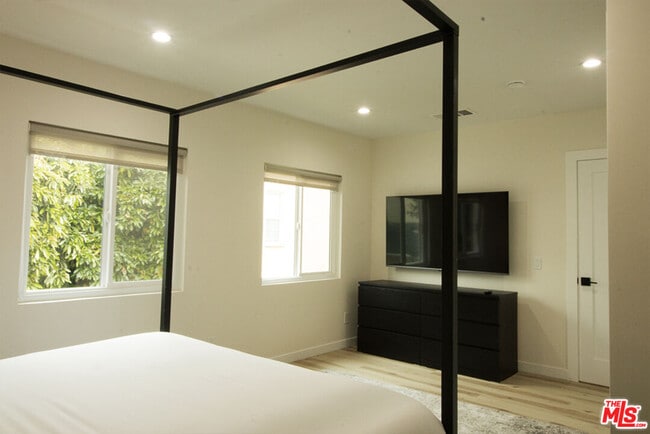 Building Photo - 9042 Phyllis Ave