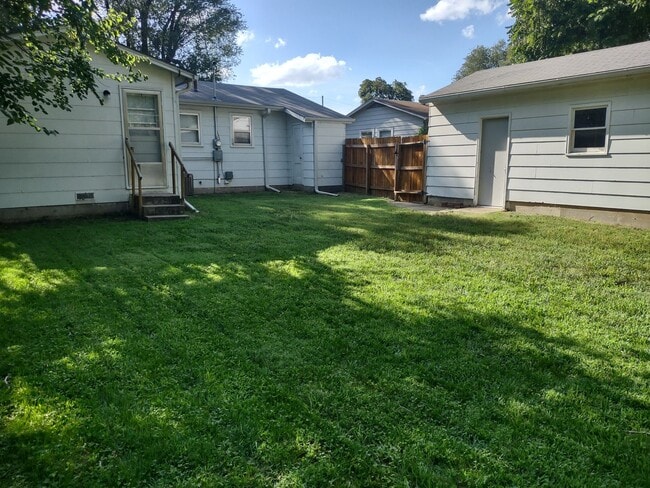 Building Photo - Awesome 3 bedroom 1 bathroom home recently remodeled in Junction City!!