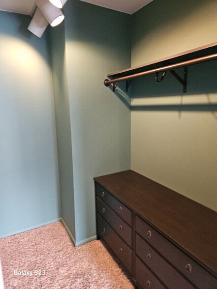 Building Photo - 6033 N Sheridan Rd