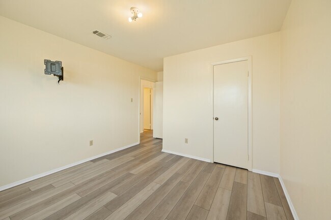 Building Photo - 4330 Willow Beach Dr