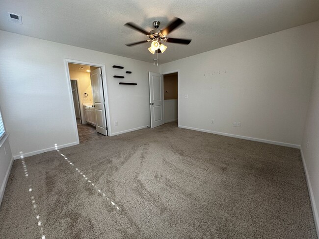 Building Photo - 4 bed/2.5 bath home - E Morristown