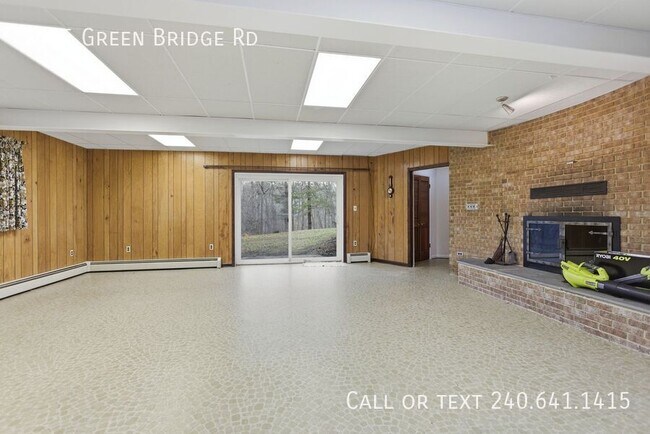 Building Photo - 5475 Green Bridge Rd