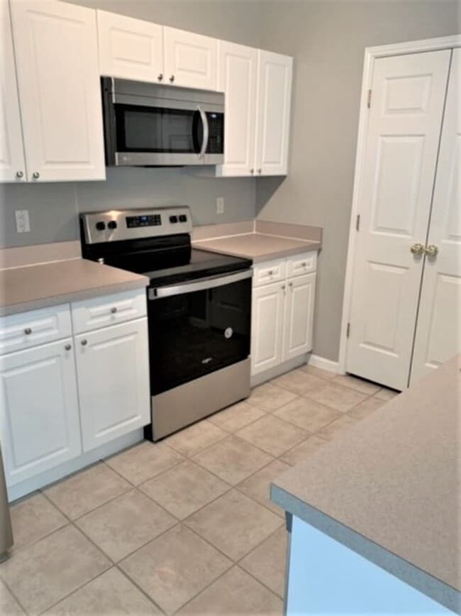 Building Photo - 2 Bedroom + Den and 1 Car Garage, Pet frie...