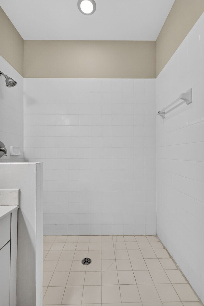Building Photo - "Charming 2 Bed plus Den, 2-Bath Townhouse with 1500 Sq Ft of Comfort in Greenacres!"