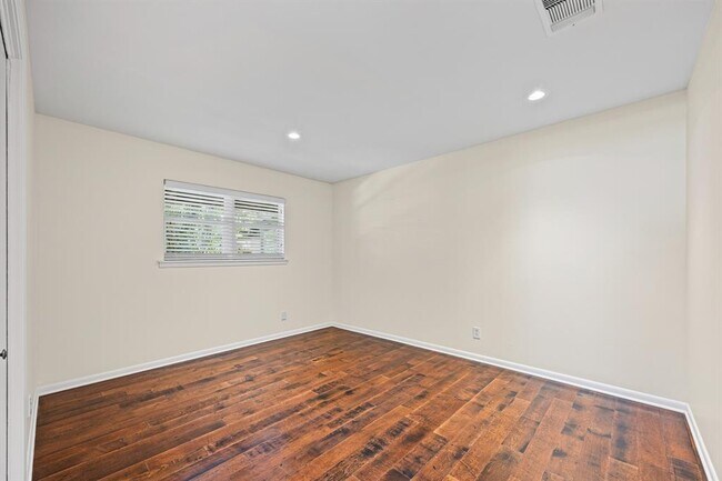 Building Photo - 7103 Mesa Dr