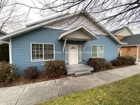 Building Photo - 3 bed townhouse in Post Falls