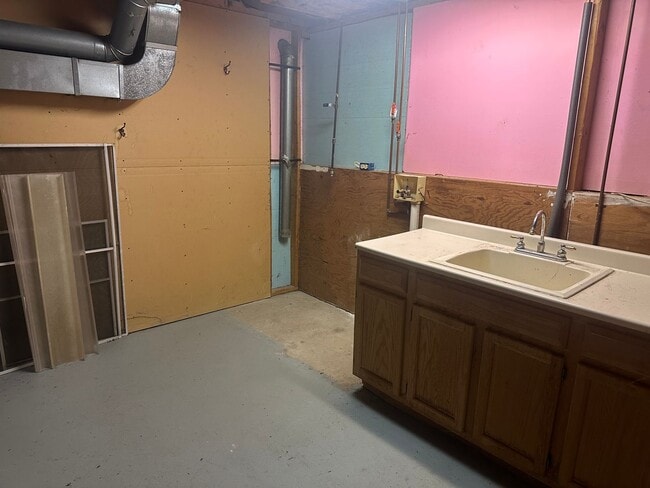 Building Photo - Spacious Three Bedroom Home with Central Air