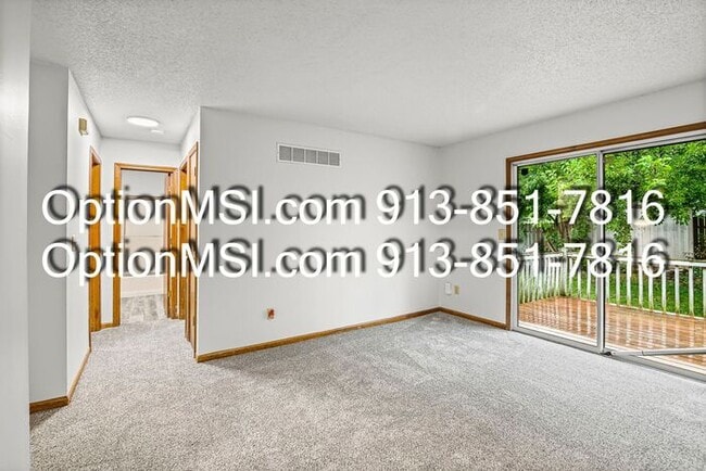 Building Photo - Spacious townhouse