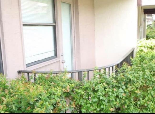 Building Photo - 2701 Riverside Dr