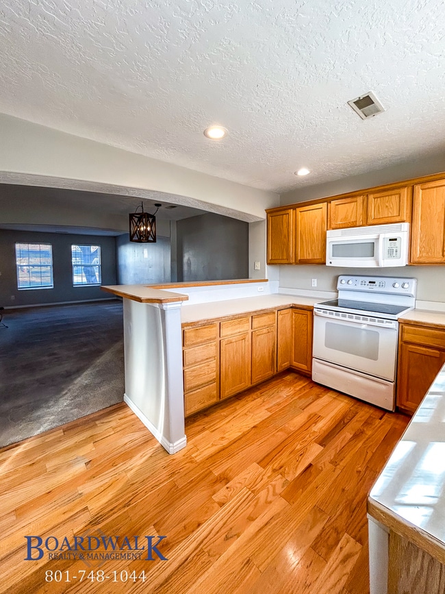 Building Photo - Stylish Draper Townhome with Private Patio