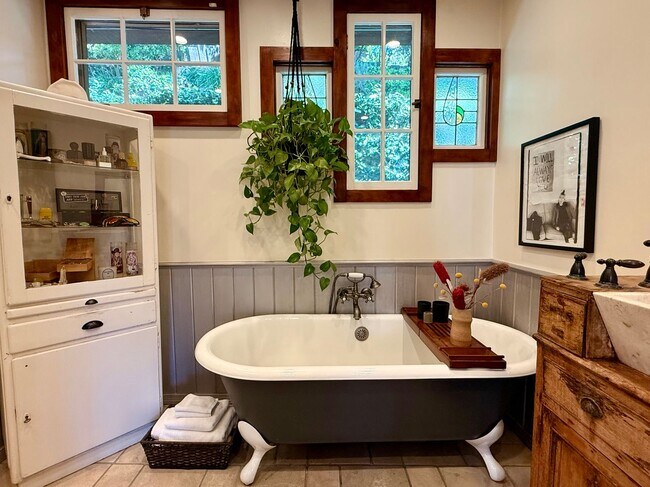 Building Photo - Furnished 1940s Beachwood Canyon Retreat with Treetop Deck + Creative Loft!